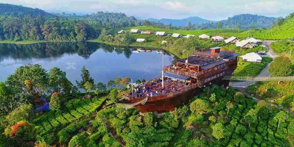 Phinisi Resto Dekat Glamping Lakeside Rancabali Ciwidey Bandung